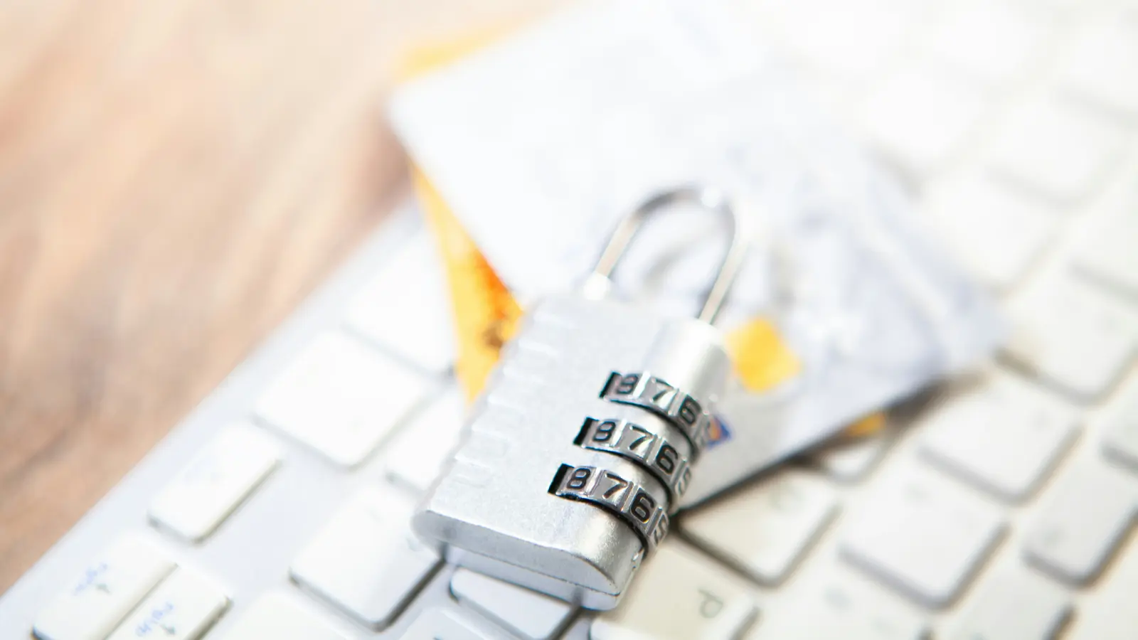 Cadenas posé sur une carte bancaire et un clavier, illustrant la sécurité des paiements et la fraude bancaire